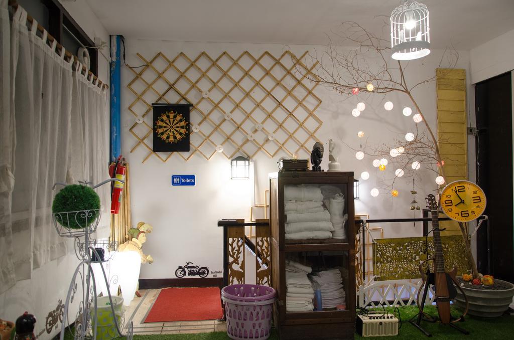 Bed And Butler Hostel Бангкок Экстерьер фото