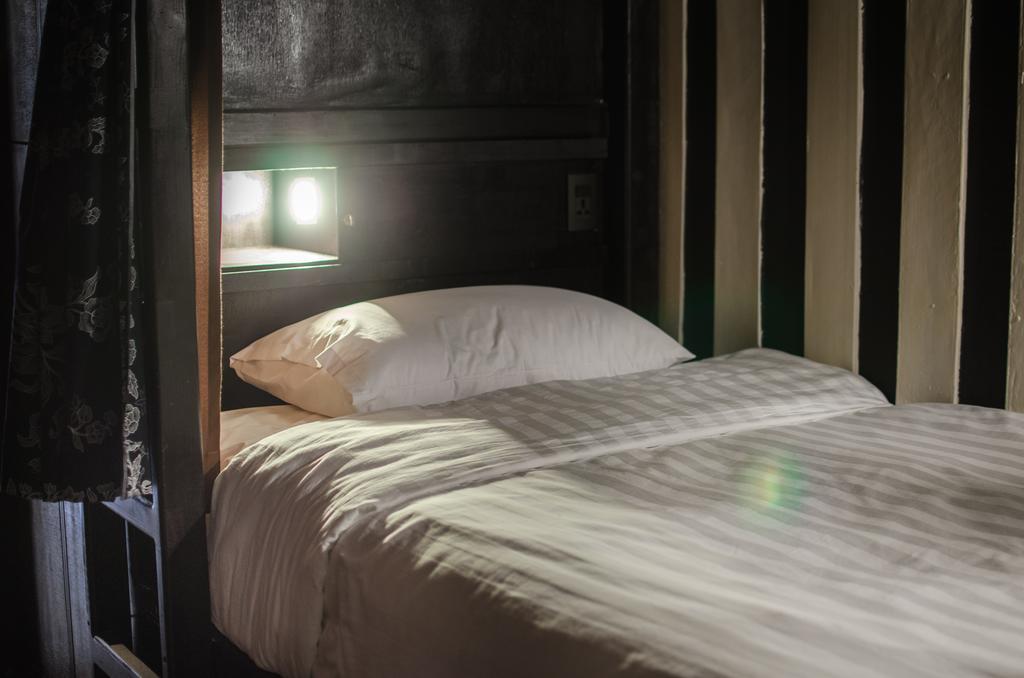 Bed And Butler Hostel Бангкок Экстерьер фото