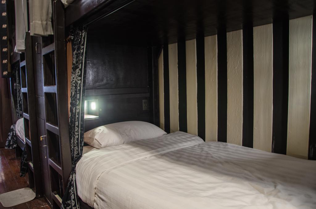 Bed And Butler Hostel Бангкок Экстерьер фото