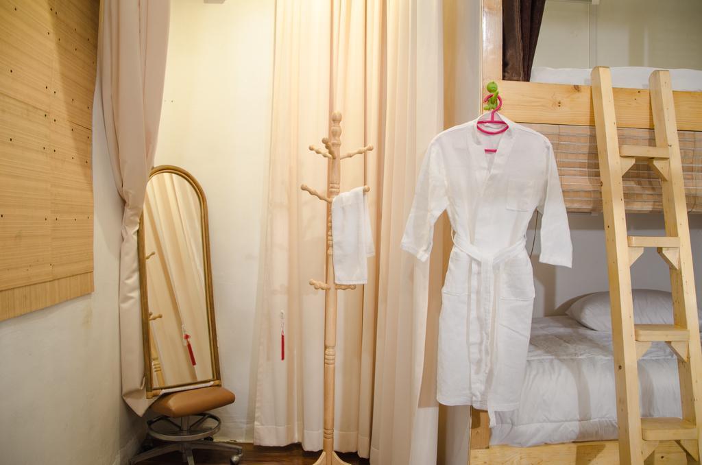 Bed And Butler Hostel Бангкок Экстерьер фото