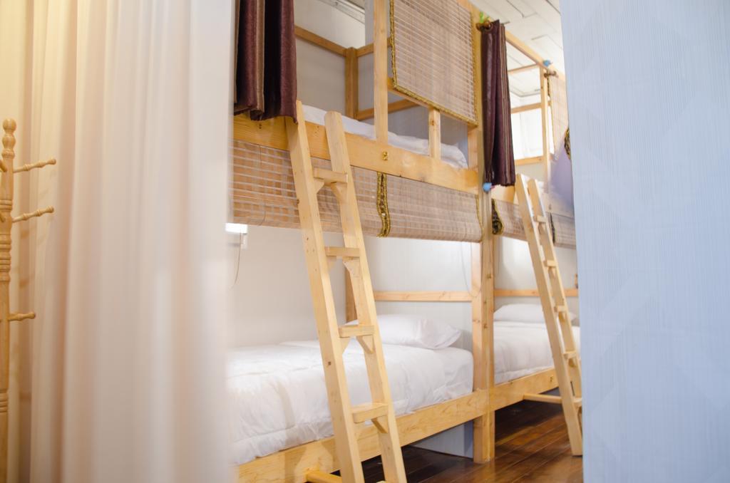 Bed And Butler Hostel Бангкок Номер фото