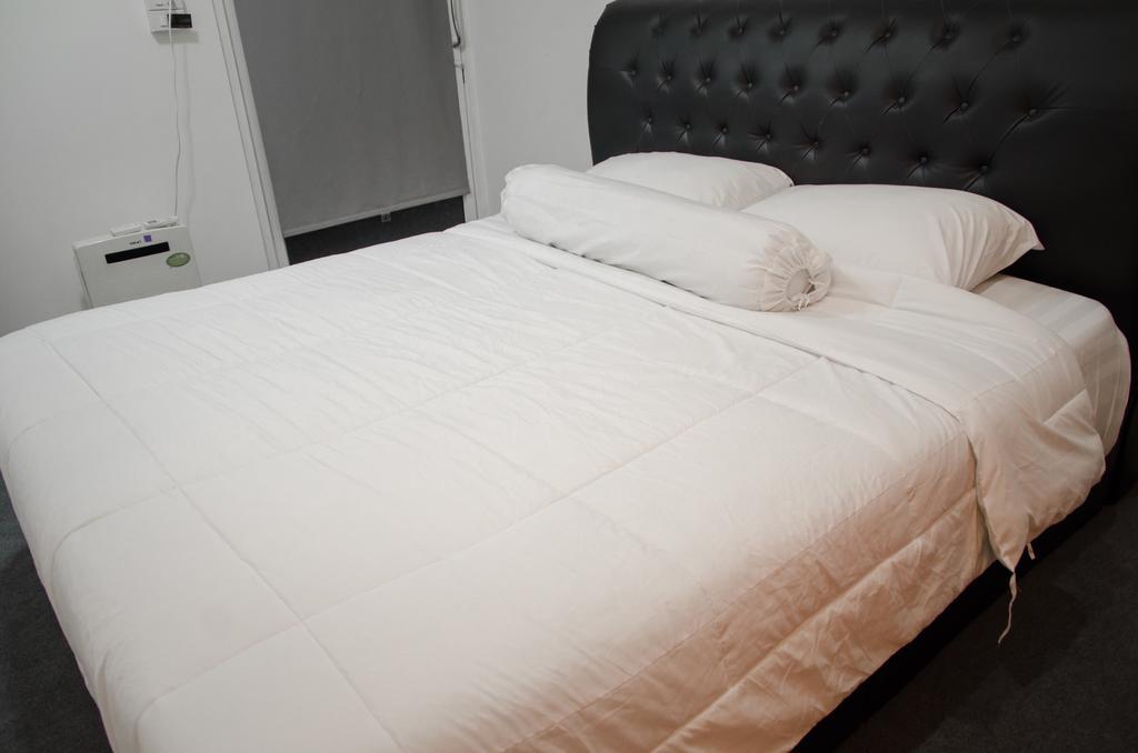 Bed And Butler Hostel Бангкок Экстерьер фото
