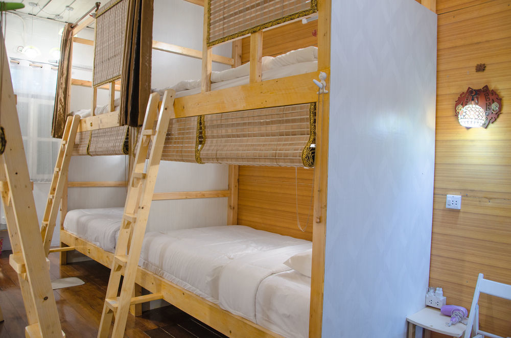 Bed And Butler Hostel Бангкок Экстерьер фото