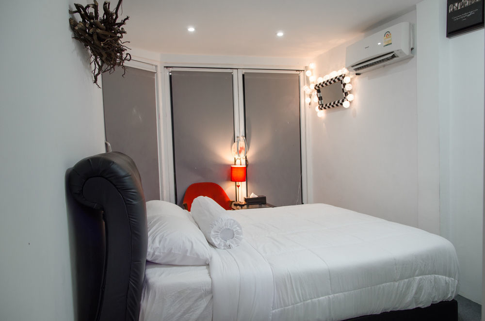 Bed And Butler Hostel Бангкок Экстерьер фото