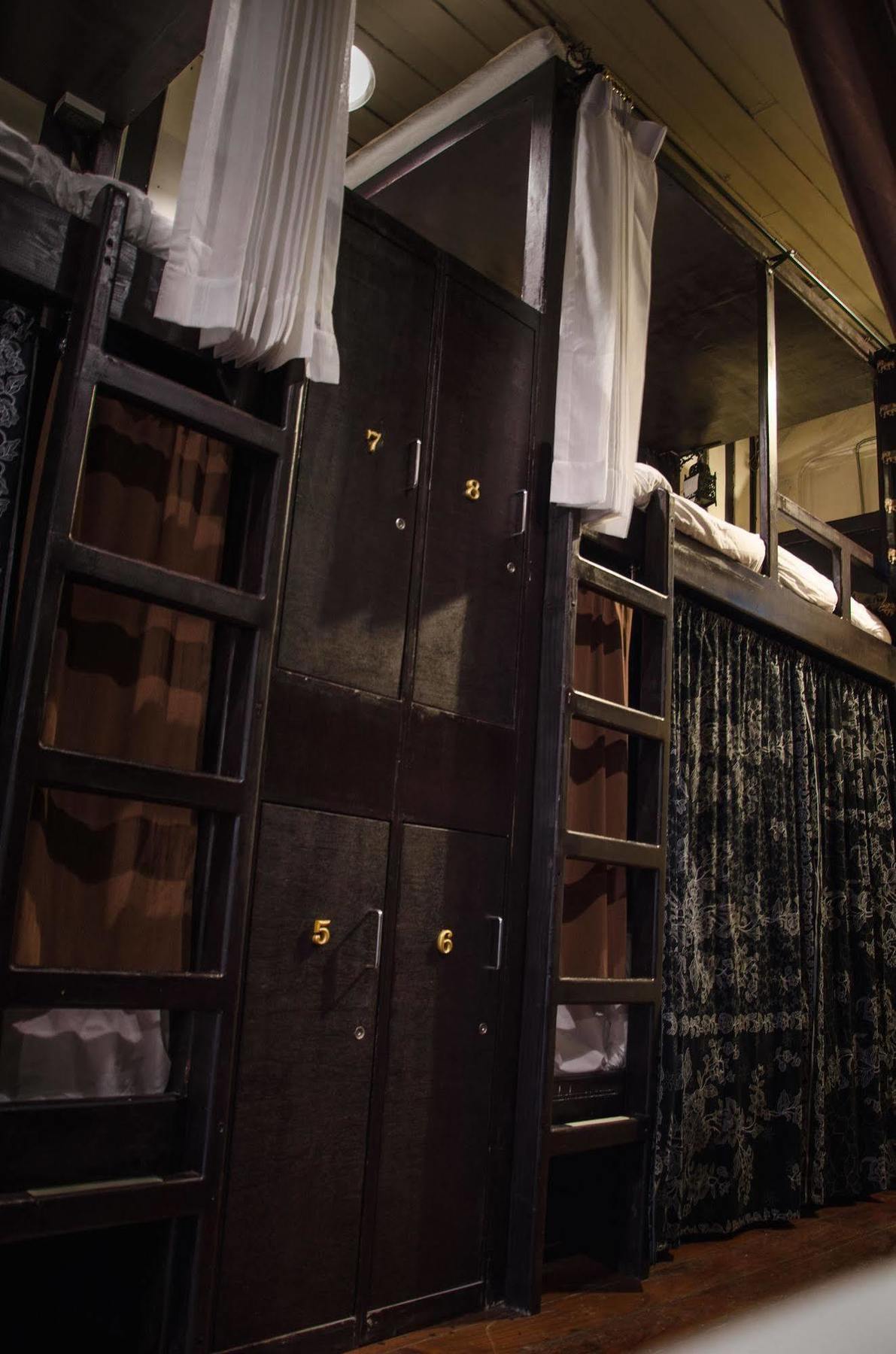 Bed And Butler Hostel Бангкок Экстерьер фото