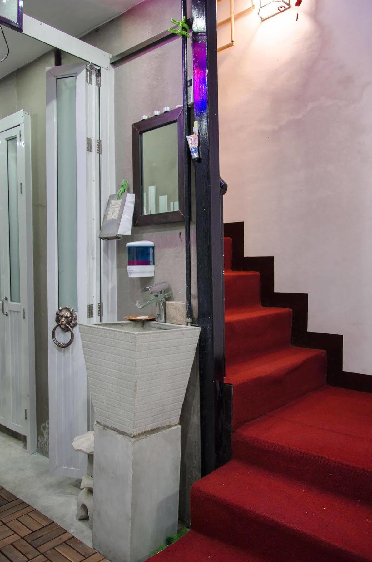 Bed And Butler Hostel Бангкок Экстерьер фото
