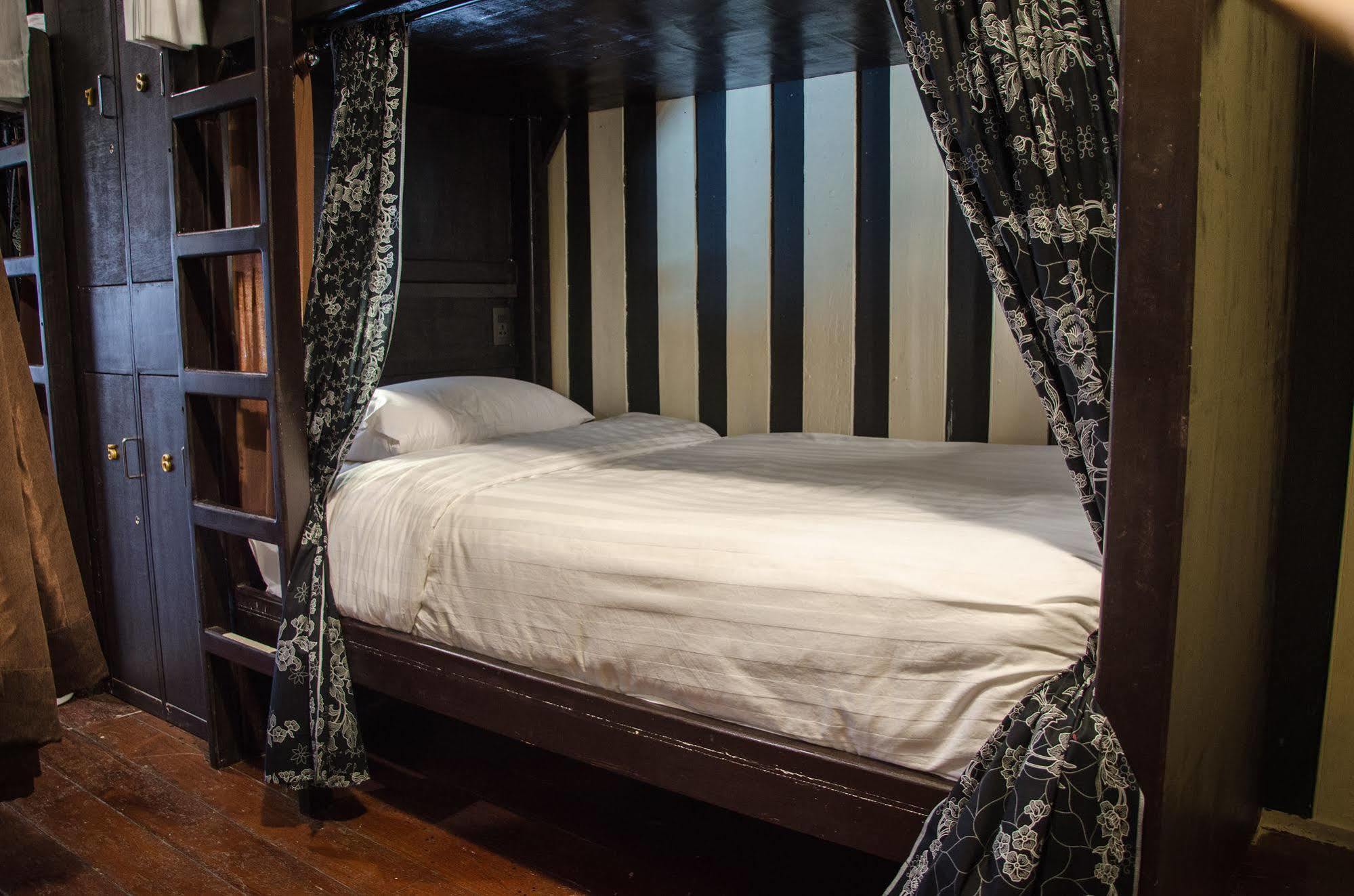 Bed And Butler Hostel Бангкок Экстерьер фото